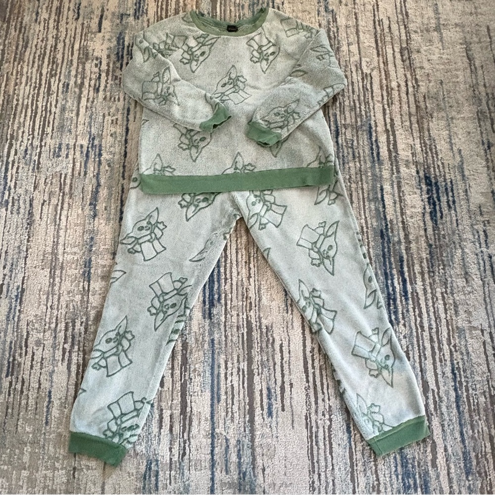 Star Wars Grogu “Baby Yoda” Fleece Pajama Set – Size M